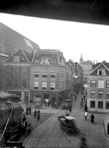 853669 Gezicht in de Potterstraat te Utrecht, vanaf het hoekpand Lange Jansstraat/Voorstraat, met links de panden Neude ...